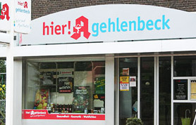 Apotheke Gehlenbeck Natürlich gesund leben – hier in Gehlenbeck: Diesen Leitsatz will Apothekerin Susanne Fischer mit ihrem Gesundheitsteam ihren Kunden nahebringen. Susanne Fischer hat die Apotheke Gehlenbeck am 1. Januar 2009 von ihrer Mutter, Dietrun Fischer, übernommen, die diese über 40 Jahre geleitet und geprägt hat. Nach dem Studium der naturwissenschaftlichen Informatik und der Pharmazie stand Susanne Fischer bereits seit dem Jahr 2000 ihrer Mutter zur Seite. Zusammen mit ihren sieben Mitarbeiterinnen liegt der Apothekerin an einer sehr persönlichen Beratung und an dem Kontakt zu ihren Kunden. Ihr Ziel ist es, einen Service zu bieten, der keine Wünsche offen lässt.