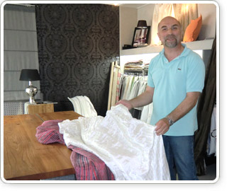 Buchholz Innendekoration Aus Lübbecke nicht mehr wegzudenken ist Jürgen Buchholz mit seinem Studio für Innendekorationen. Seit 1989 ist der Raumausstattermeister mit seinem Geschäft in Lübbecke in der Bahnhofstraße. Gemeinsam mit dem Kunden werden dessen Wohnträume geplant, von der Idee bis zur meisterhaften Ausführung. Hierbei zur Seite stehen ihm drei Mitarbeiter. Das gesamte "Buchholz-Team" arbeitet mit kompetenten Partnern zusammen, so dass der volle Service bei der Ausführung von kompletten Innenausstattungen einschließlich Leuchten geboten werden kann.