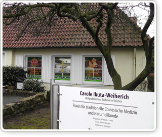 Praxis für TCM und Naturheilkunde Carole Ikuta-Weiherich ist in Lübbecke nicht nur bekannt durch ihren Teeladen: Sie betreibt in der Wittekindstraße 5 auch ihre Praxis für Traditionelle Chinesische Medizin (TCM) und Naturheilkunde seit 1996. Weiterhin hat sie ihr Staatsexamen "Animal Health Technician" gemacht, ist geprüfte "Licenced Massage Therapist" und Heilpraktikerin. In Kooperation mit dem College of Medicin in Tianjiin (China) hat Carole Ikuta-Weiherich eine dreijährige Ausbildung in Chinesischer Medizin absolviert und dort mittlerweile auch eine Fortbildung abgeschlossen hat. Und weitergebildet hat sie sich an der AGTCM Hamburg in chinesischer Pharmakologie (Kräuterheilkunde).