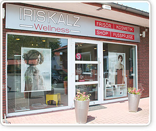 Wellness von Kopf bis Fuß Iris Kalz Friseurmeisterin Iris Kalz, selbständig seit 1993, führt erfolgreich ihren "Friseur & Wellness-Salon" in Lübbecke am Heuweg 2. Neun Mitarbeiter lesen den Kunden bei Iris Kalz Wellness mit seinem stilvollen Ambiente sozusagen jeden Wunsch von den Augen ab. Denn die Zufriedenheit der Kunden hat hier höchste Priorität. Sei es das Zusammenspiel von Farbe und Style oder das Kreieren eines neuen Haarschnittes, um dem Erscheinungsbild eine besondere, ganz persönliche Note zu geben: Immer wird auf die individuellen Wünsche des Kunden ganz besonders intensiv eingegangen. Denn das Team weiß: Die Frisur ist eine Art Spiegel der Persönlichkeit. Und in diesem "Spiegel" soll jeder Kunde möglichst gut aussehen. Im gut sortierten Hairshop werden Friseurprodukte in Profiqualität angeboten.