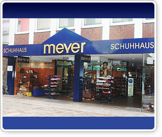 "Trendige Schuhmode, die zu Ihnen passt", finden Sie im Schuhhaus Meyer, der Adresse f&uuml;r hochwertige und moderne Damen-, Herren- und Kinderschuhe in L&uuml;bbecke, Lange Stra&szlig;e 57. In "Sachen Schuhe" blickt das Familienunternehmen, das von Brigitte Wischnewski und Britta Goertz in der 3. und 4. Generation gef&uuml;hrt wird, auf eine bereits &uuml;ber 100-j&auml;hrige Tradition zur&uuml;ck. Und es liefert nicht nur mit seiner umfangreichen Auswahl an Schuhen den Beweis, dass Trend und Tradition &uuml;beraus erfolgreich und zukunftsorientiert im Gleichschritt unterwegs sein k&ouml;nnen. Accessoires, liebevoll ausgesucht und geschmackvoll zusammengestellt, vervollst&auml;ndigen das Angebot. 