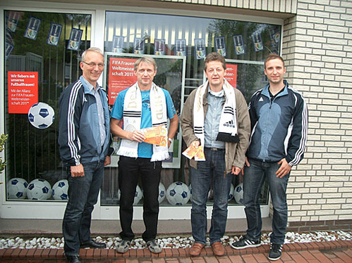 Allianz Bürogemeinschaft Mühlnikel-Siekmann-Ewert Rund 600 Besucher wogen und schätzten die Reifen, um am Ende einen der begehrten Preise zu gewinnen. Die drei auf dem Foto befindlichen Gewinner waren die einzigen, die das Gewicht auf 100 Gramm genau schätzen konnten. Bei einer kleiner Übergabefeier in den Räumen des Versicherungsbüros Mühlnikel & Siekmann, bei dem die Gewinne per Losentscheid zugeordnet wurden, nahmen sie ihre Preise in Empfang. Das Foto zeigt von links Michael Siekmann, die Gewinner/in Thea Pott, Katharina Kammann und Martin Rinke (alle Lübbecke) sowie Nicholas und Gerd Mühlnikel. FRAUEN-FUßBALL-WM: "WIR WAREN DABEI" - DANK ALLIANZ-MÜHLNIKEL Die Frauen kicken derzeit weltmeisterlich und können sich über stimmgewaltige Unterstützung in den Stadien nicht beklagen. Zwei Fußballfreunde aus dem Altkreis Lübbecke erlebten jetzt das Vorrundenspiel, bei dem sich die Teams von Mexico und England gegenüber standen. Und das Tolle daran: Beide brauchten nicht einmal die Eintrittskarten zu bezahlen, denn die hatten sie bei einer Verlosung des Allianz-Versicherungsbüros Mühlnikel in Lübbecke gewonnen.