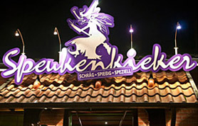 Wer sie noch nicht kennt, hat etwas verpasst. Die au&szlig;ergew&ouml;hnliche Kneipe "Speukenkieker" in Rahden-Pr. Str&ouml;hen - schr&auml;g, spie&szlig;ig, speziell. Beate W&ouml;stehoff, die als Inhaberin des Speukenkiekers die Kneipe auf ihre einzigartige Weise f&uuml;hrt, begeistert ihre G&auml;ste immer wieder mit neuen, innovativen und auch etwas schr&auml;gen Ideen, die sich so nicht in jeder anderen Kneipe finden. Ein besonderes Erlebnis ist das Front-Cooking, das zweimal im Monat mittwochs stattfindet und bei dem man so viel essen darf, wie man m&ouml;chte. Hier wird um Terminabsprache gebeten. Aber auch andere "Gaumenkitzler" und Leckereien aus dem "Hexenofen" werden angeboten: "Suppiges aus dem Hexenkessel", "Kater-Teller", "Kleinereien f&uuml;r alle fabelhaften Zauberwesen" und kleine Gerichte f&uuml;r die "Zauberlehrlinge". Getr&auml;nke gibt es "mit Geist" und nat&uuml;rlich auch ohne. Sowohl das Essen und die Getr&auml;nke, als auch das Ambiente im "Speukenkieker" &uuml;berzeugen Jung und Alt. Gem&uuml;tlichkeit wird hier gro&szlig; geschrieben und die unterschiedlichen, phantasievoll eingerichteten Bereiche der Erlebnis-Kneipe, wie "Onkel Toms H&uuml;tte", das "Stra&szlig;en-Caf&eacute;" und die "Weingrotte" faszinieren mit liebevollen Details und einem unvergleichlichen Flair. Einzelne R&auml;ume oder auch Bereiche k&ouml;nnen gerne f&uuml;r Feiern jeder Art gebucht werden, wie z.B. die "Weingrotte" f&uuml;r bis zu 50 Personen, "Onkel Toms H&uuml;tte" f&uuml;r bis zu 30 G&auml;ste oder kombiniert mit dem Bereich "Backstage", mit eigener Theke und TV-Leinwand f&uuml;r bis zu 45 Personen.