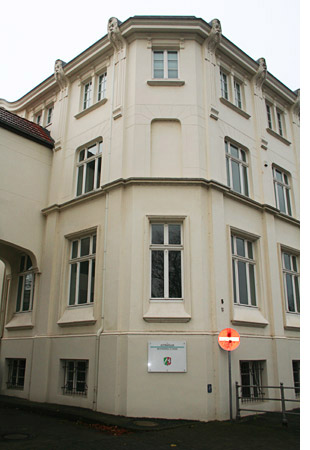 Bernd Wittem&ouml;ller ist Jurist und Notar mit langj&auml;hriger Berufserfahrung.