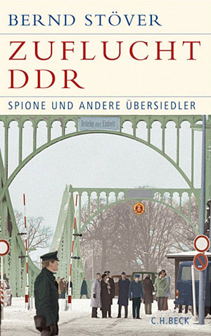 Abb. Buchtitel Zuflucht DDR - Spione und andere Übersiedler von Bernd Stöver, ISBN 978-3-406-59100-6, Verlag C. H. Beck, 24,90 Euro.