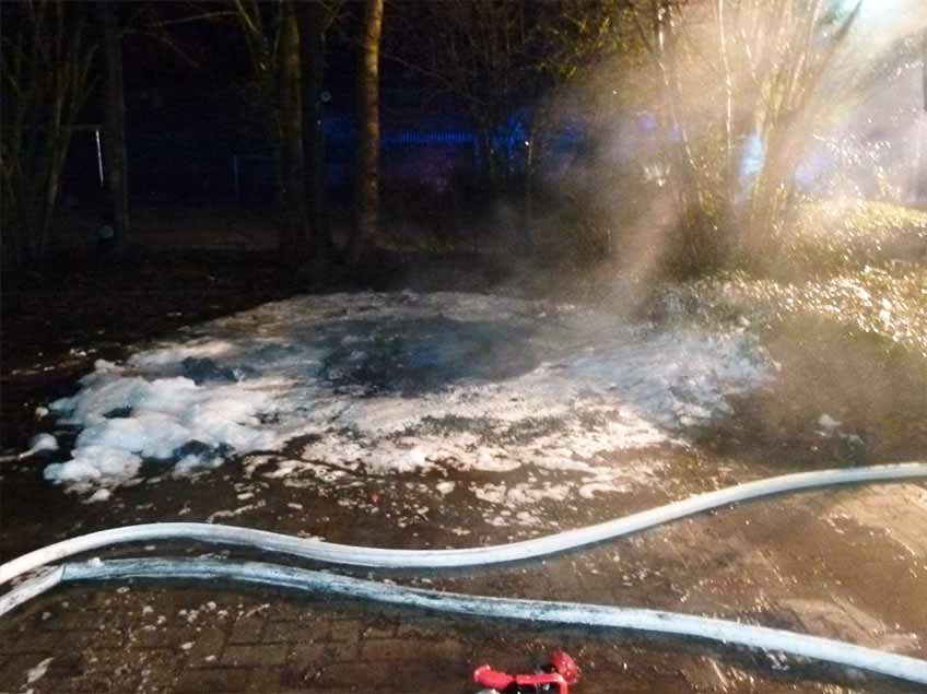 Toilettenhaus fängt Feuer Das Toilettenhäuschen brannte komplett nieder.