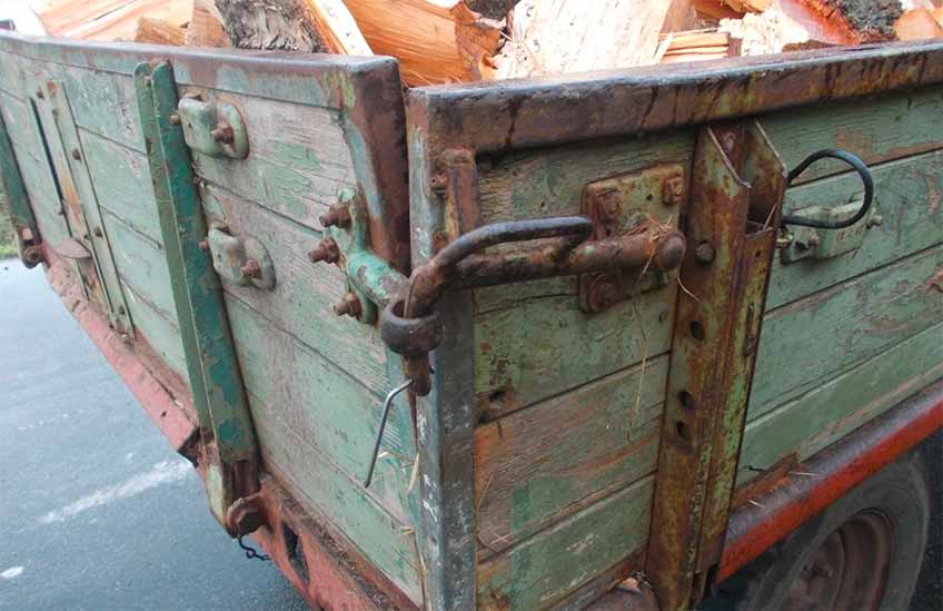 Auch der Anh&auml;nger des Treckergespanns war verkehrsunsicher.