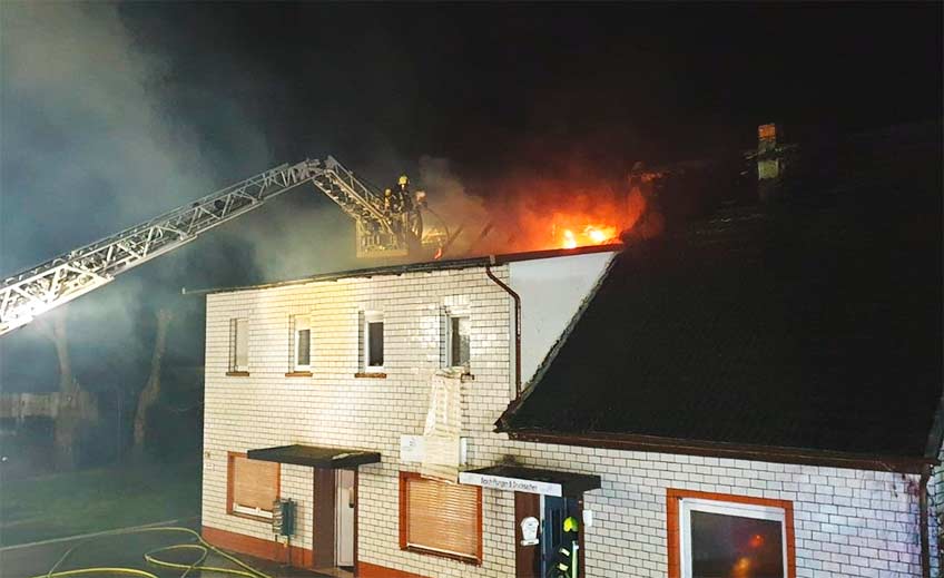 Die elf Anwohner des Hauses konnten sich unverletzt aus dem Geb&auml;ude retten.