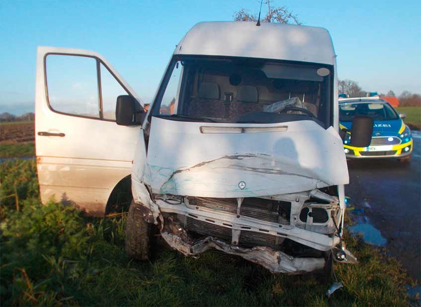Beide Fahrzeuge wurden stark besch&auml;digt.