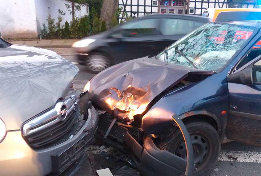 Die beiden Fahrzeuge kollidierten auf der Mindener Stra&szlig;e in Hille-Hartum.
