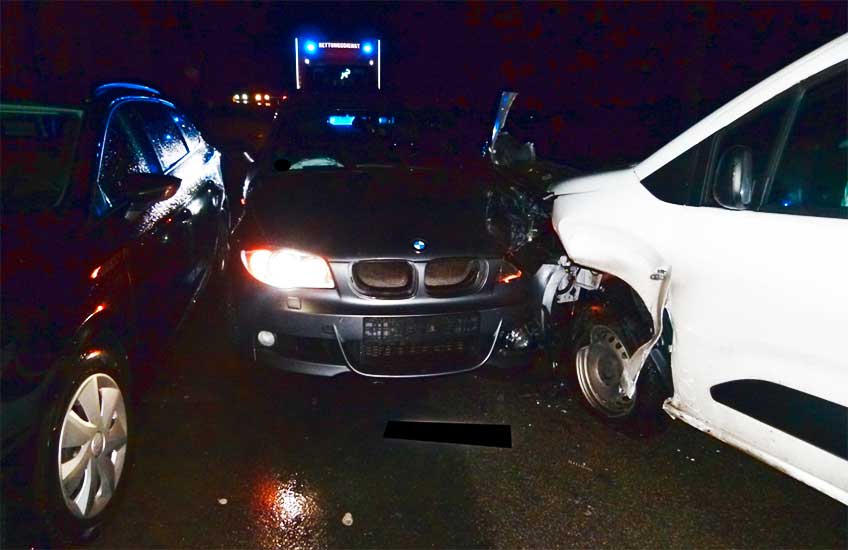 Die Bilanz eines misslungenes &Uuml;berholman&ouml;vers: Zwei Verletzte und drei besch&auml;digte Pkws.