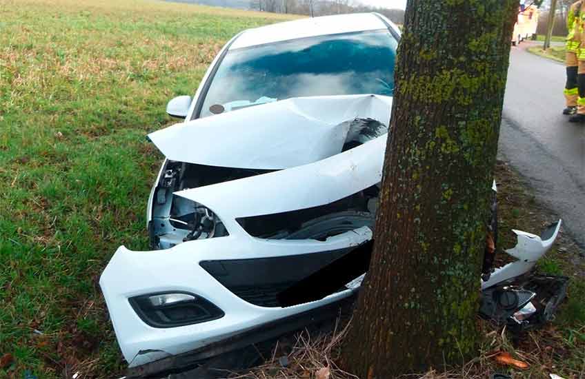 Obwohl sich der Fahrer verletzte, gelang es ihm, sich selbstst&auml;ndig aus dem Kraftfahrzeug zu befreien.