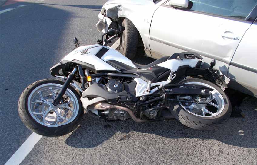 Das Motorrad prallte vorne links gegen den VW und blieb auf der Stra&szlig;e liegen.