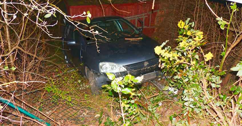 Der Opel rutschte eine B&ouml;schung hinunter.