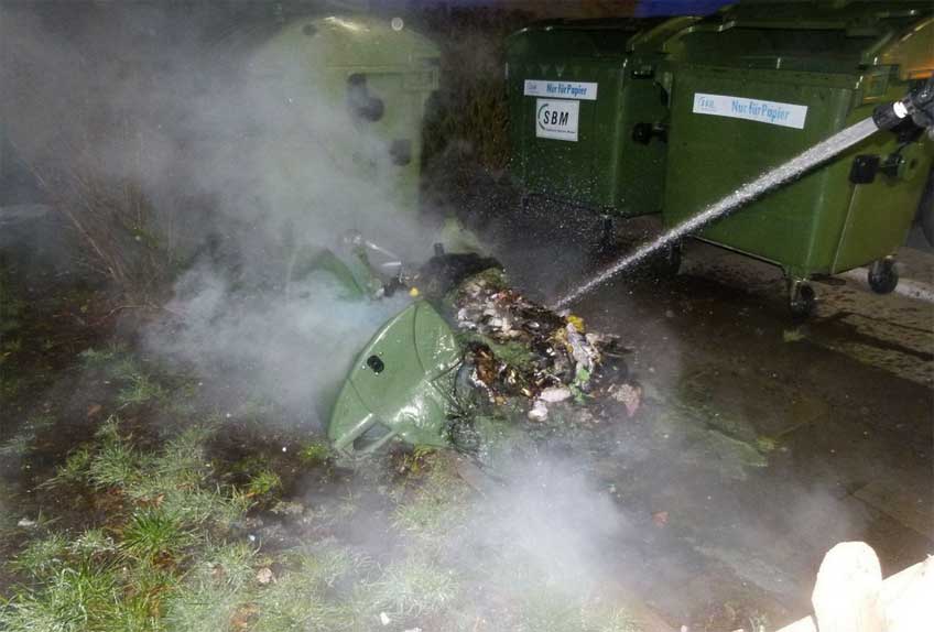 Innerhalb von knapp vier Stunden wurden den Einsatzkr&auml;ften Br&auml;nde gemeldet. Mehrere M&uuml;lltonnen, ein Altkleidercontainer, Gartenm&ouml;bel etc. wurden von Unbekannten angez&uuml;ndet.