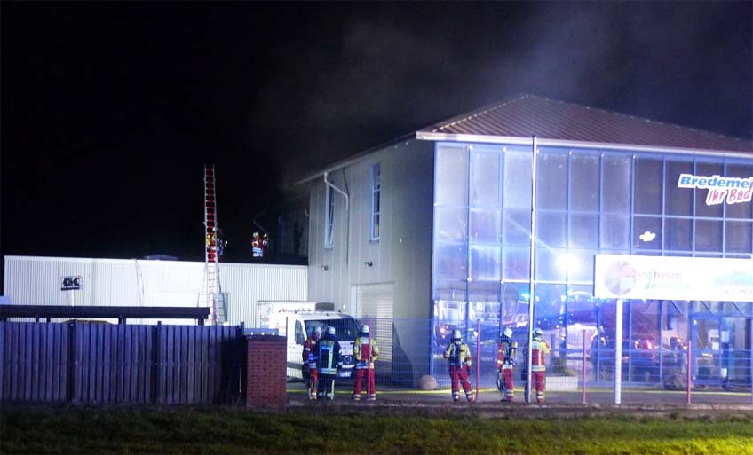 Die Feuerwehr konnte bei dem n&auml;chtlichen Brand bei der Sanit&auml;r-Firma noch Schlimmeres verhindern.