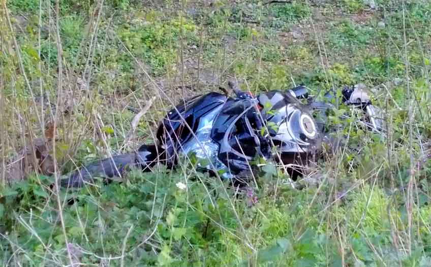 Der L&ouml;hner rutschte mit seiner Maschine einen Abhang hinunter. Dort blieb seine Suzuki im Gr&uuml;n liegen.
