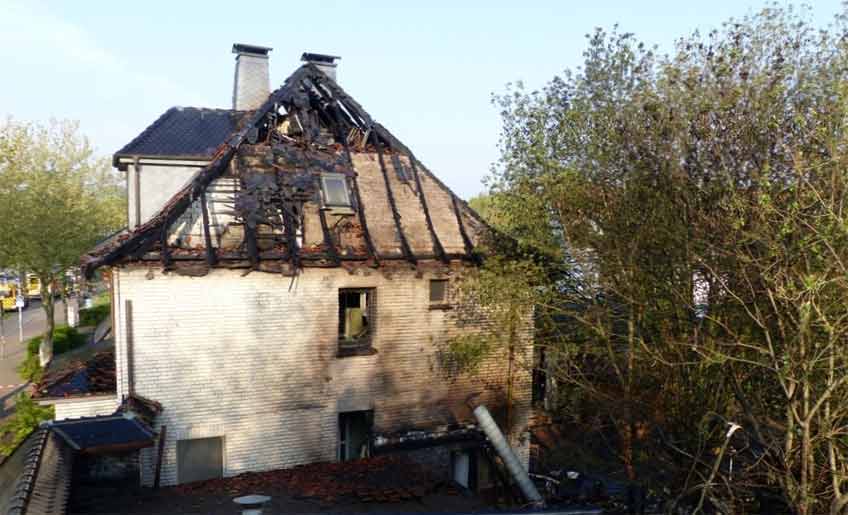 Das Haus wurde durch den Brand erheblich beschädigt.