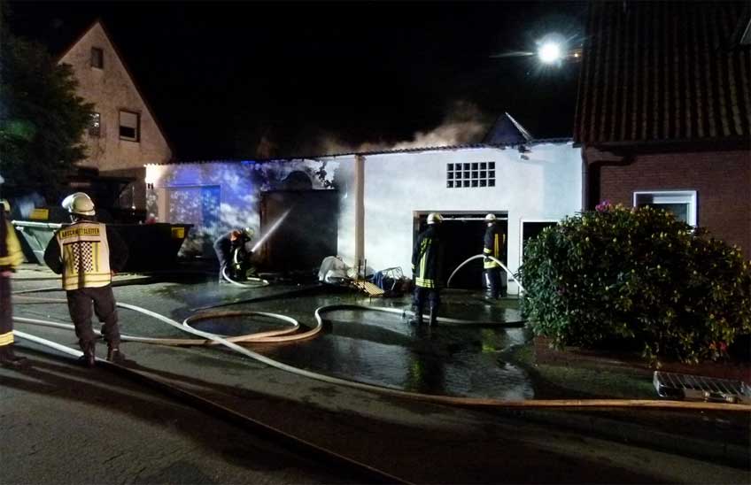 Die Feuerwehr bei den L&ouml;scharbeiten.