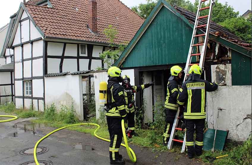 Einsatzkr&auml;fte der Feuerwehr suchten am Sonntagmorgen nach m&ouml;glichen Glutnestern an der Eschentorstra&szlig;e.