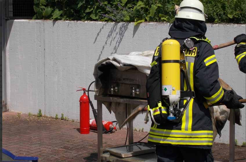 F&uuml;r Nachl&ouml;scharbeiten wurde die Fritteuse ins Freie verbracht.