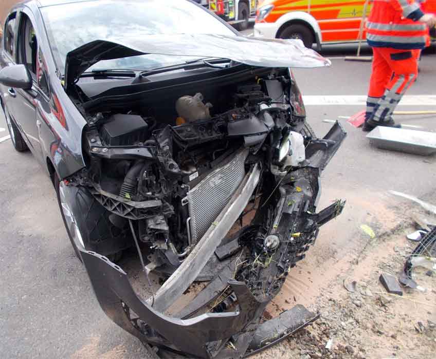 Die Fahrzeugfront des Opel wurde bei dem Aufprall gegen den VW v&ouml;llig eingedr&uuml;ckt.