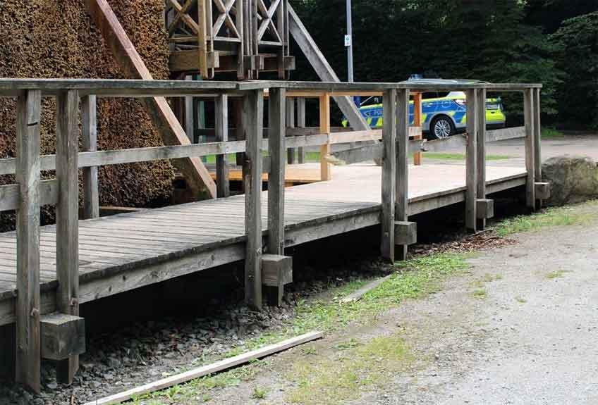 Vandalen haben am Gradierwerk ihr Unwesen getrieben und am Gel&auml;nder Holzlatten eingetreten.