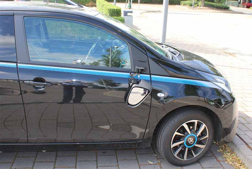 An diesem Toyota wurden ebenfalls beide Au&szlig;enspiegel abgetreten.