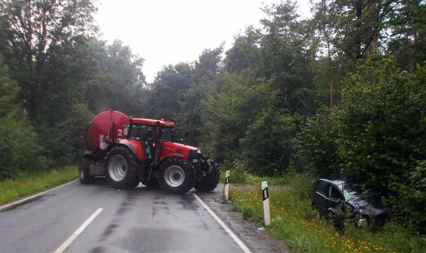 W&auml;hrend das Traktorgespann nach der Kollision auf der Stra&szlig;e stehen blieb, kam der VW der Diepenauerin von der Fahrbahn ab.