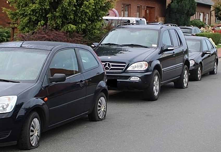 Wie an diesen drei Autos wurden an vielen weiteren Fahrzeugen die Reifen zerstochen.