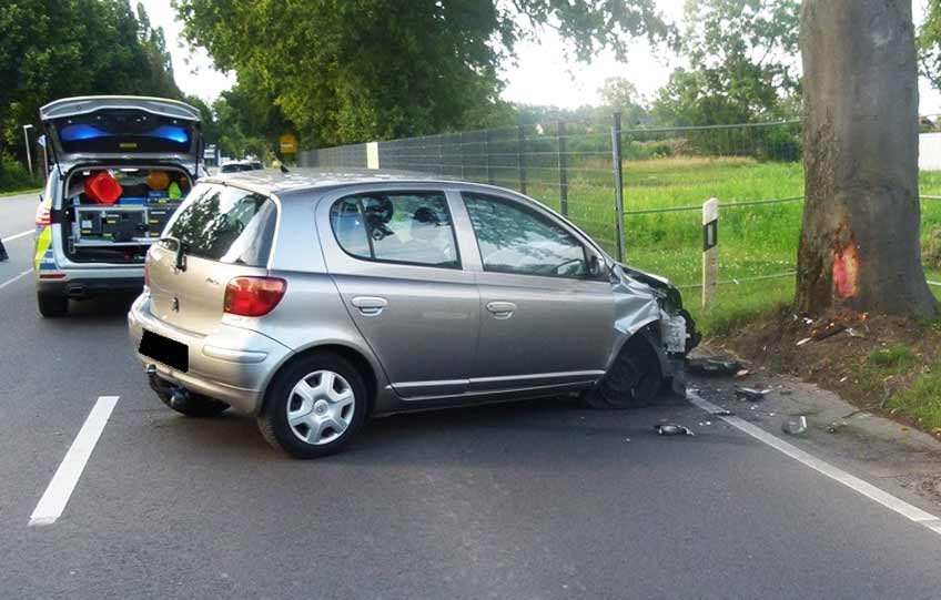 Der Wagen prallte gegen einen Stra&szlig;enbaum.