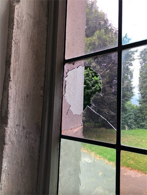 Die Ermittler gehen davon aus, dass sich die Randalierer l&auml;ngere Zeit auf dem Schulhof der Grundschule aufgehalten haben k&ouml;nnten.