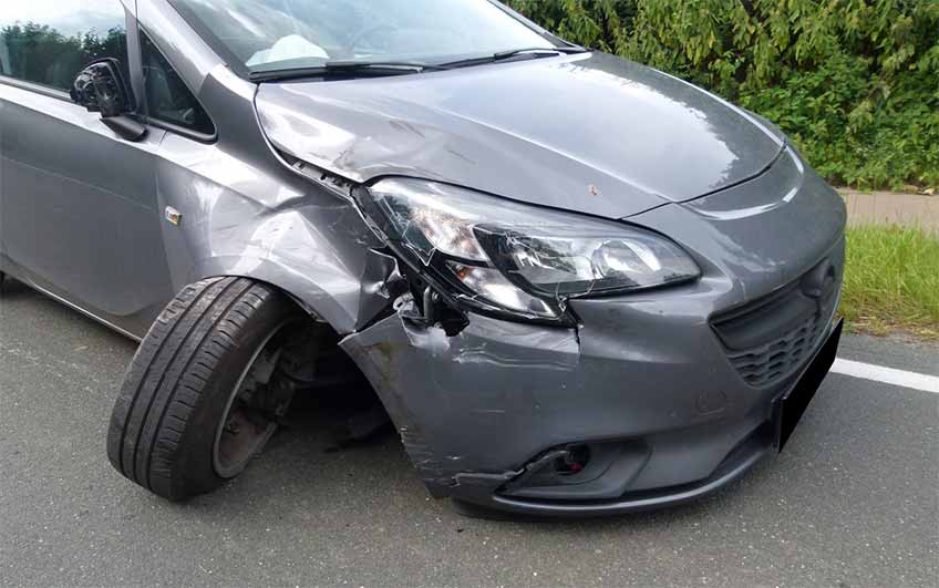 Motorradfahrer bei Unfall schwer verletzt Der Opel touchierte den Biker mit der rechten Frontseite.