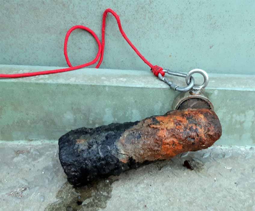 Explosiver Fang an der Angel Mit einer sogenannten Magnetangel fischte ein Portaner diese Granate aus dem Wasser des Schleusenkanals in Windheim.