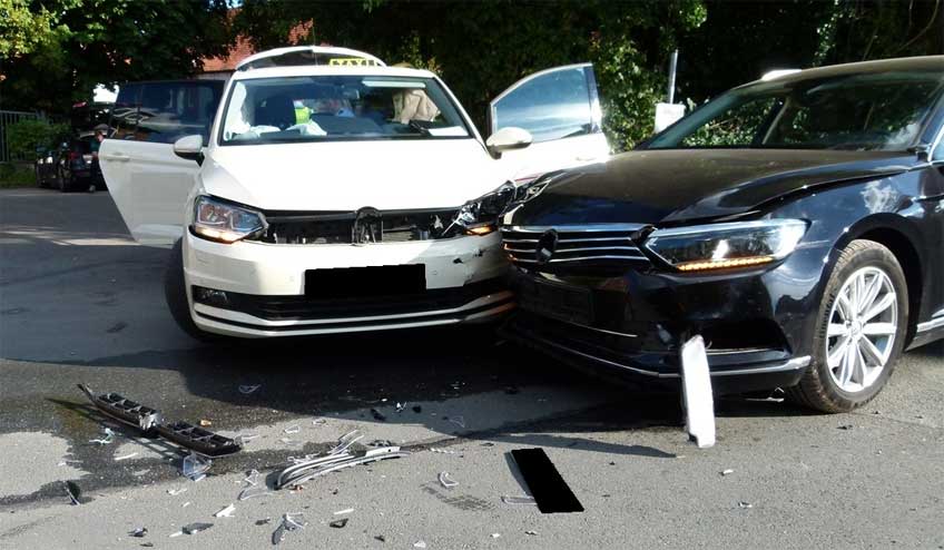 Unfall zwischen Taxi und Pkw Beide Fahrzeuge trafen sich im Frontbereich.