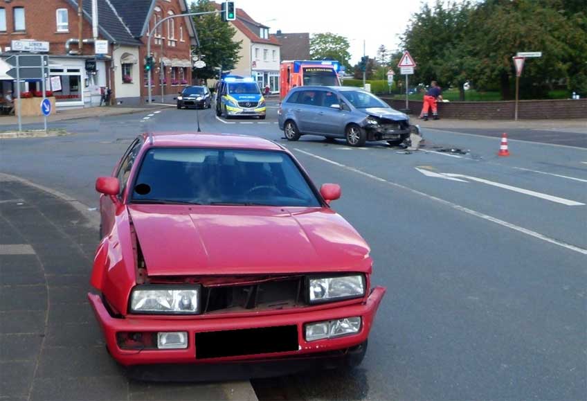 Pkws kollidieren auf Detmolder Straße Beide Fahrzeuge wurden stark beschädigt.
