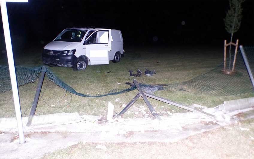 Alkoholisierter Autofahrer fährt in Zaun Der Fahrer des VW verlor die Kontrolle über sein Auto und durchbrach die Zaunanlage.