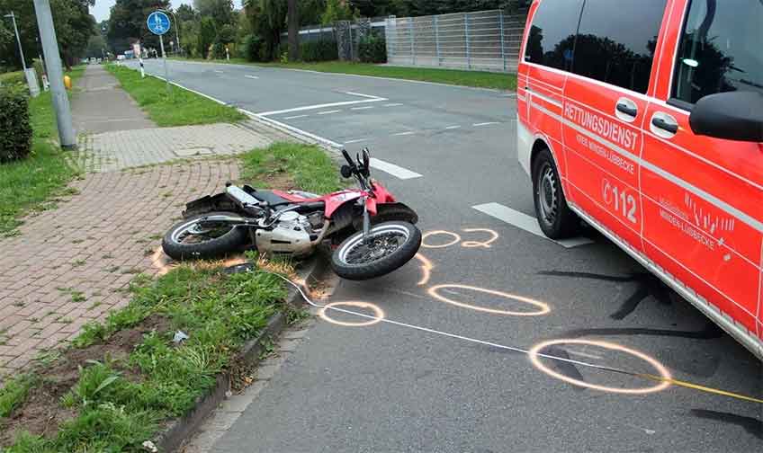 Auto kollidiert beim Abbiegen mit Motorrad - 17-Jähriger verletzt Das Leichtkraftrad des 17-Jährigen blieb nach der Kollision am Fahrbahnrand liegen.