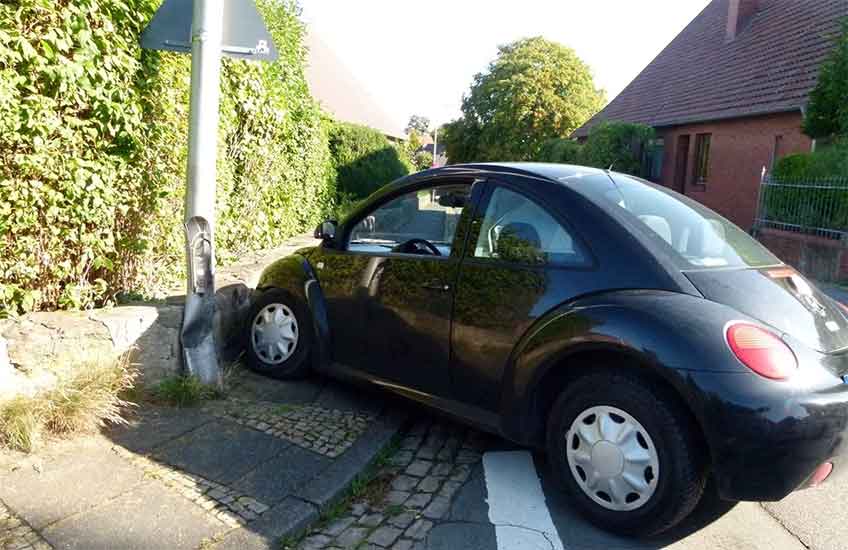 Die VW-Fahrerin verlor die Kontrolle über ihr Auto und prallte gegen eine Laterne sowie Mauer.