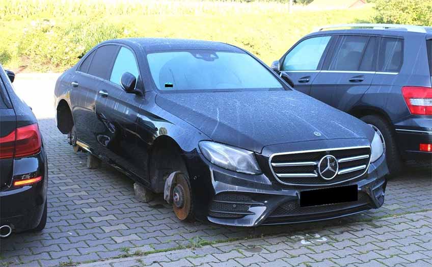 Mercedes aufgebockt und Felgensatz entwendet Von dem Mercedes entwendeten Unbekannte den kompletten Felgensatz.