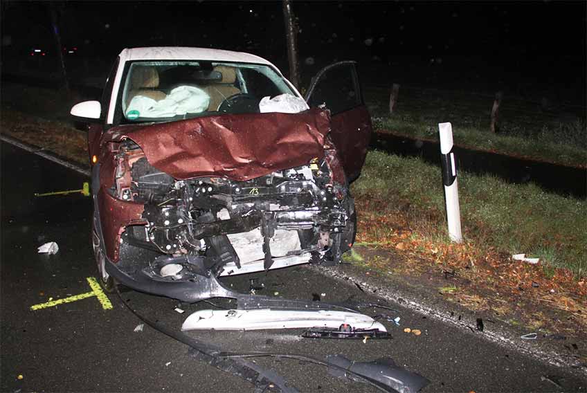 Opel mit Frontschaden, Airbags hatten ausgel&ouml;st.