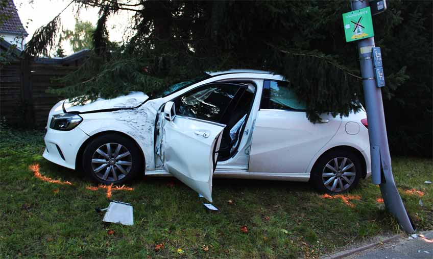 Nach der Kollision kam der Mercedes nach rechts von der Stra&szlig;e ab.