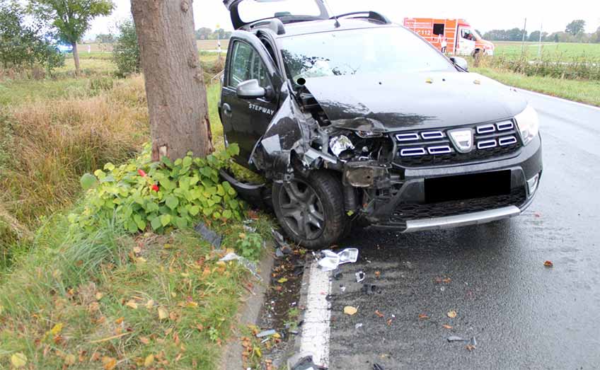 Der Dacia wurde vorne rechts besch&auml;digt.