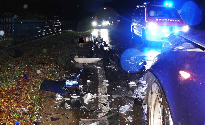 Infolge der Kollision zog sich ein Rollerfahrer schwere Verletzungen zu.