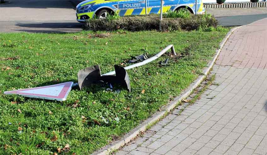 Ein unbekannter Autofahrer &uuml;berfuhr das Verkehrszeichen und fl&uuml;chtete.