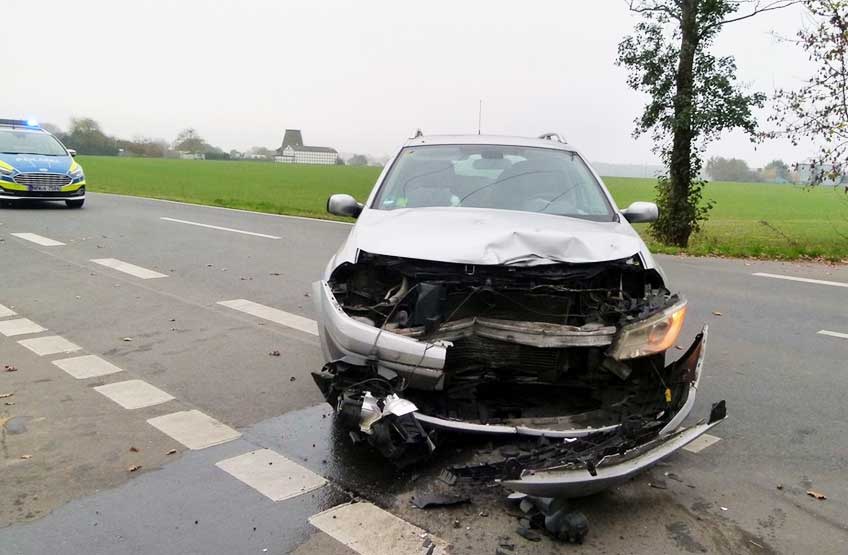 Bei dem Aufprall wurde die Front des Renault v&ouml;llig demoliert.