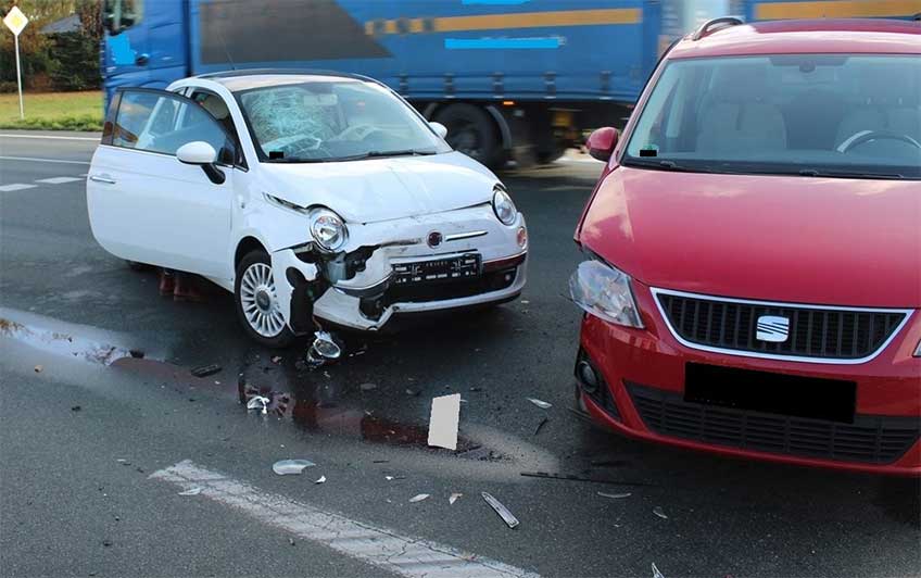 Die beiden Autos waren nach der Kollision nicht mehr fahrbereit.