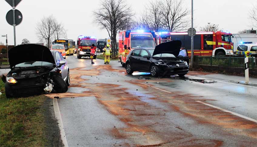 Beide Fahrzeuge nahmen erheblichen Schaden.