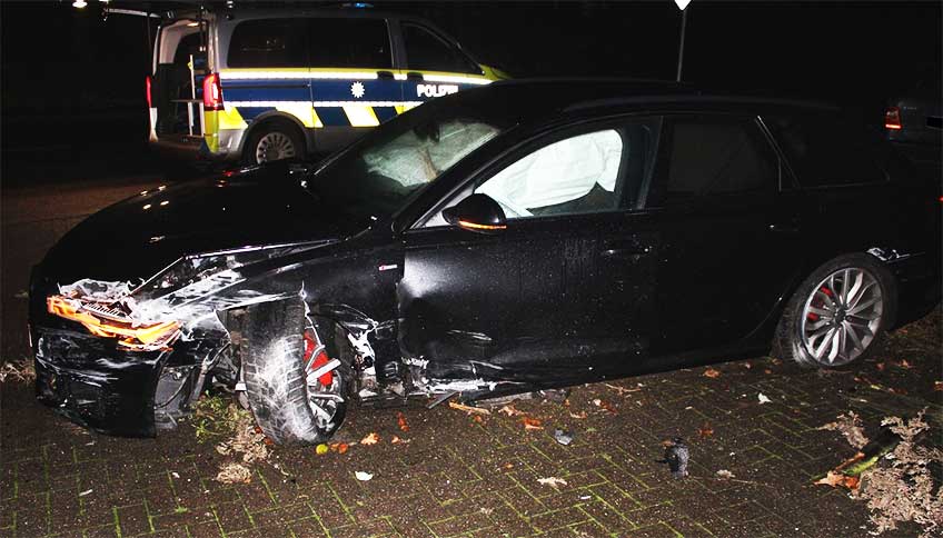 Der Fahrer des Audis lie&szlig; den Wagen nach dem Unfall zur&uuml;ck und fl&uuml;chtet.