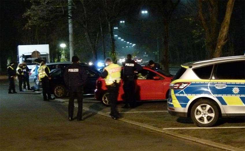 Die Polizei kontrollierte am Freitagabend den Verkehr an der Kanalstra&szlig;e.